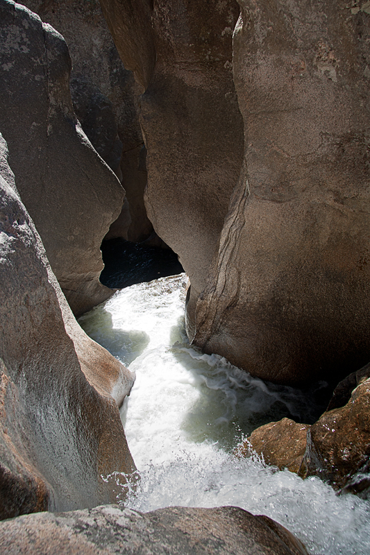 IMG_02258_1000D_RAW_800.jpg - "Piscia di Gallo", Kurz vor dem Wasserfall - Bei der Strömung und dem Wissen, dass es nach der nächsten Schwelle 60m nach unten geht, erlaubt man sich keine Fehler mehr!