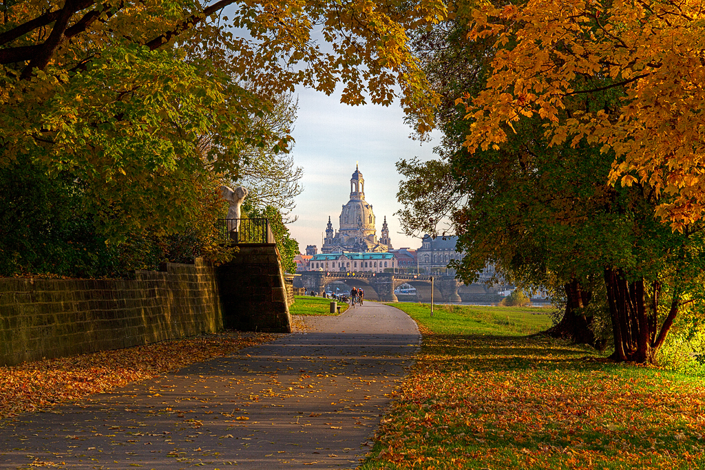 IMG_04217_7D_V3_1024.jpg - Dresden, Elbradweg unterhalb der Marienbrücke, Blick gegen die Frauenkirche