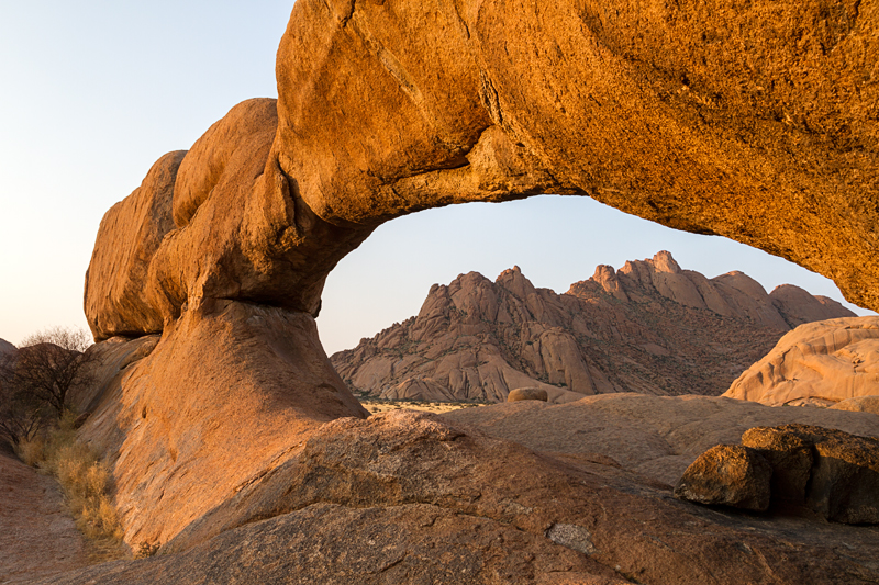 7D_20639_RAW_800.jpg - Blick durch die Felsbrücke auf die "Pontoks", Spitzkoppe