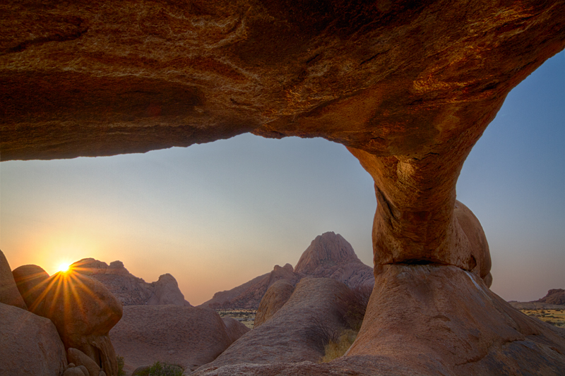 7D_20672_MHDR_800.jpg - Blick durch die Felsbrücke in die andere Richtung, gegen Sonnenuntergang, Spitzkoppe