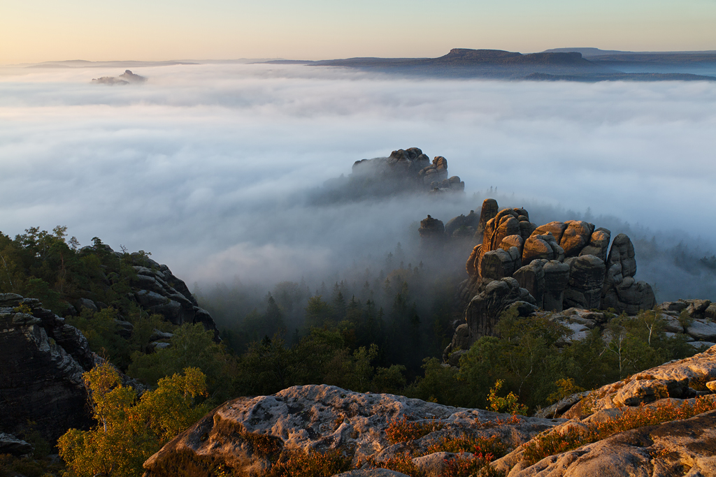 IMG_16529_PS_RAW_7D_1024.jpg - Nebelmeer im Elbtal zwischen Schrammsteinen und Zirkelstein