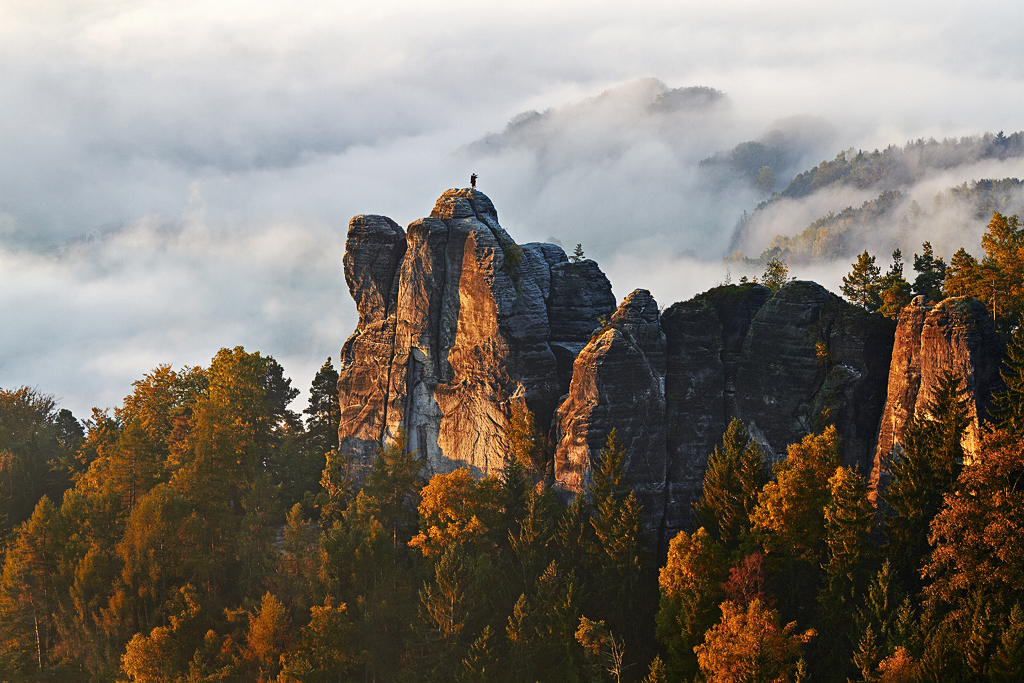 IMG_17329_7D_RAW_1024.jpg - Der "Mönch" vor dem Nebel des Elbtales im ersten Licht der Sonne, Elbsandsteingebirge (Sächsische Schweiz)