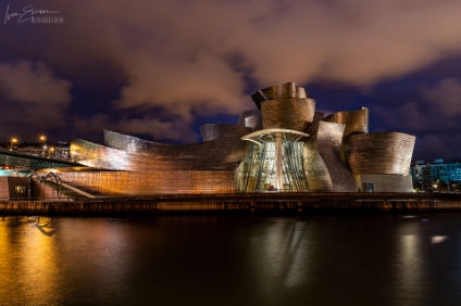 Stadtlandschaft-Das Guggenheimmuseum in Bilbao  a7RIII 02836 NAL | © Iven Eissner : Baskenland, Europa, Kunstlicht, Licht, Nacht, Siedlung, Spanien, Stadt