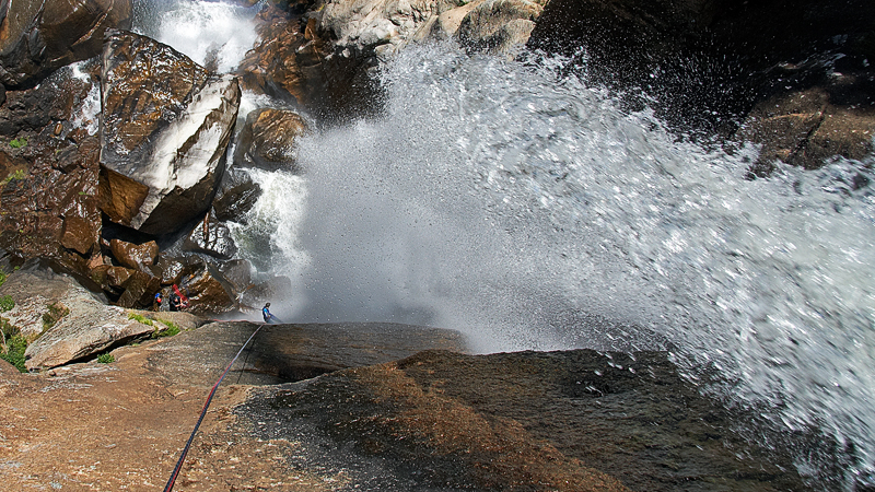 IMG_02290_1000D_800.jpg - 60m Abseile im Wasserfall, "Piscia di Gallo"