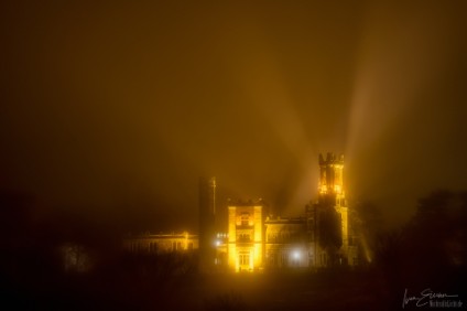 a7RIII_09888_NAL Leuchten im Nebel (Schloß Eckberg)